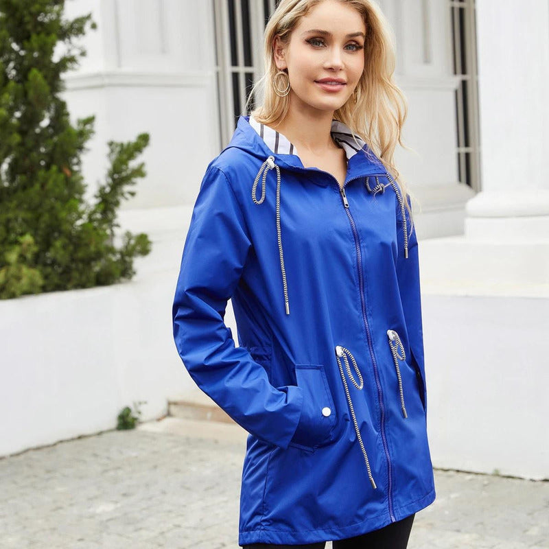 Campera Corta Viento Con Capucha Larga Bolsillos Cola Pez