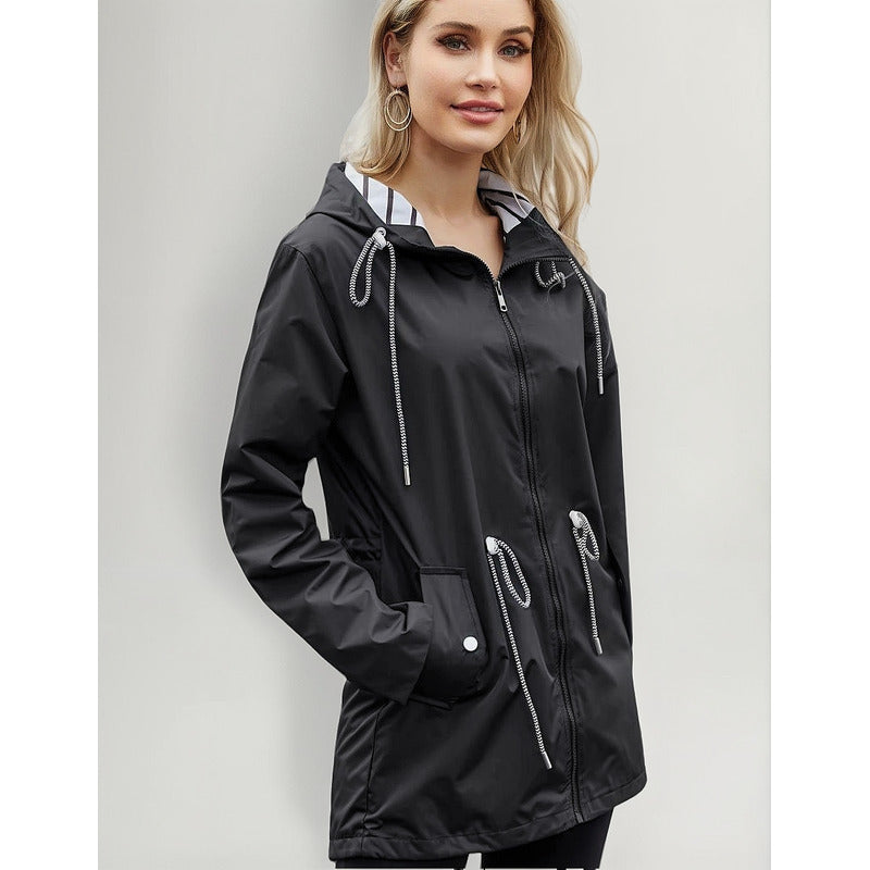 Campera Corta Viento Con Capucha Larga Bolsillos Cola Pez